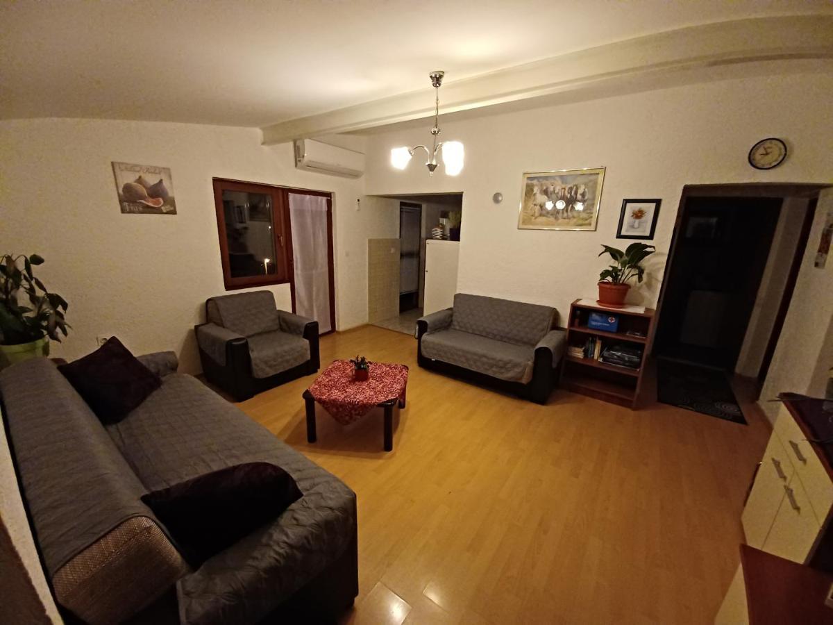 Apartments Zuanović Karlobag Exterior foto